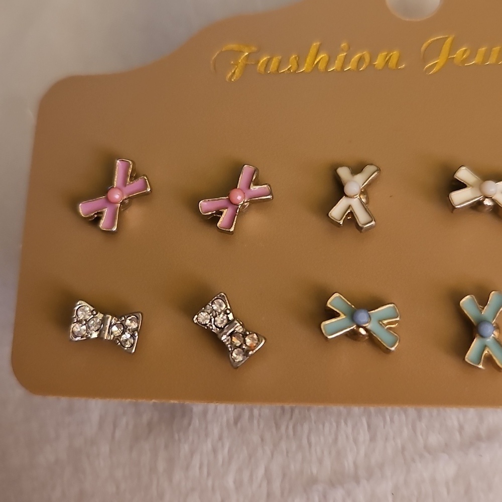 3/$30 Vintage Five Pairs Bow and Two Single Ladybug Earring Set - Picture 2 of 3